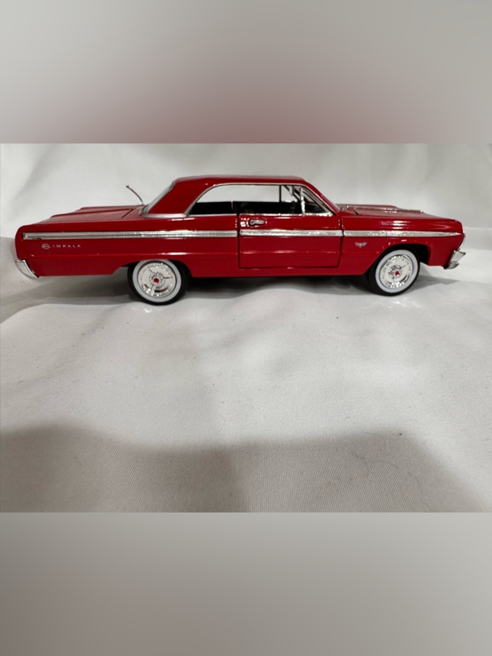 NWT Motormax 1/24 scale red diecast 1964 Chevrolet Impala model car
